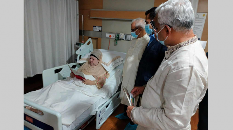 খালেদা জিয়াকে আমন্ত্রণপত্র পৌঁছে দিলেন ঐকমত্য কমিশনের সদস্যরা