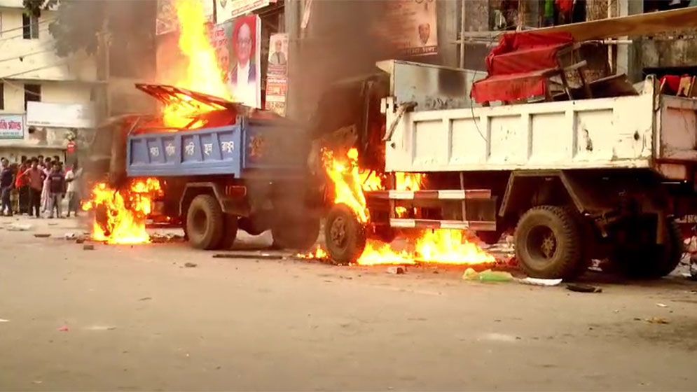 ভোলায় উচ্ছেদ অভিযানে হামলা, পৌরসভার ৩ গাড়িতে আগুন