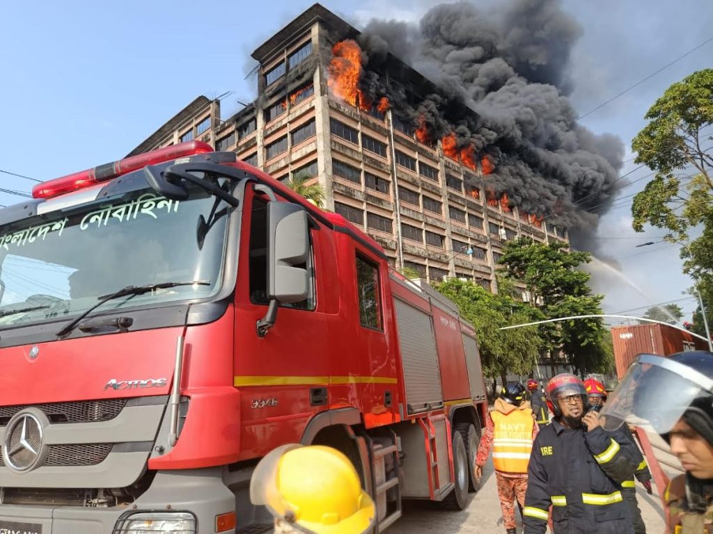 ফায়ার সার্ভিসের অসহায় আত্মসমর্পণ, আকাশের দিকে তাকিয়ে সবাই