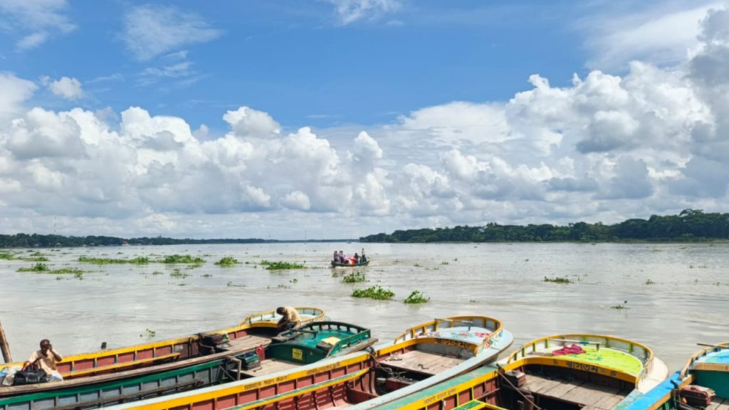 নিষেধাজ্ঞা উপেক্ষা করে ঝালকাঠির নদীতে ইলিশ ধরা চলছেই