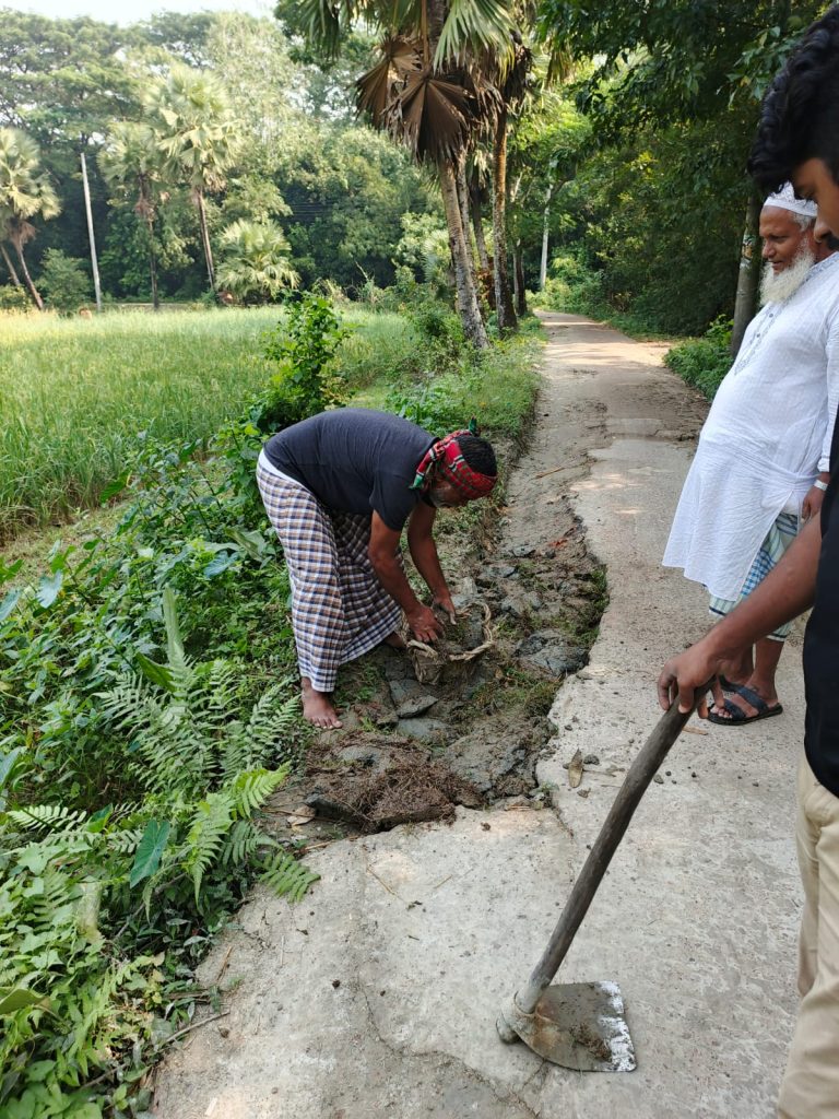 নিজ হাতে রাস্তা মেরামত করলেন রফী উদ্দিন ফয়সাল