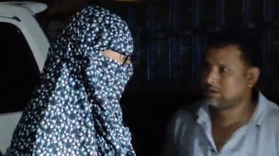 বোরকা পরে নারী সেজে তেল নিতে গিয়ে ধরা খেলেন যুবক